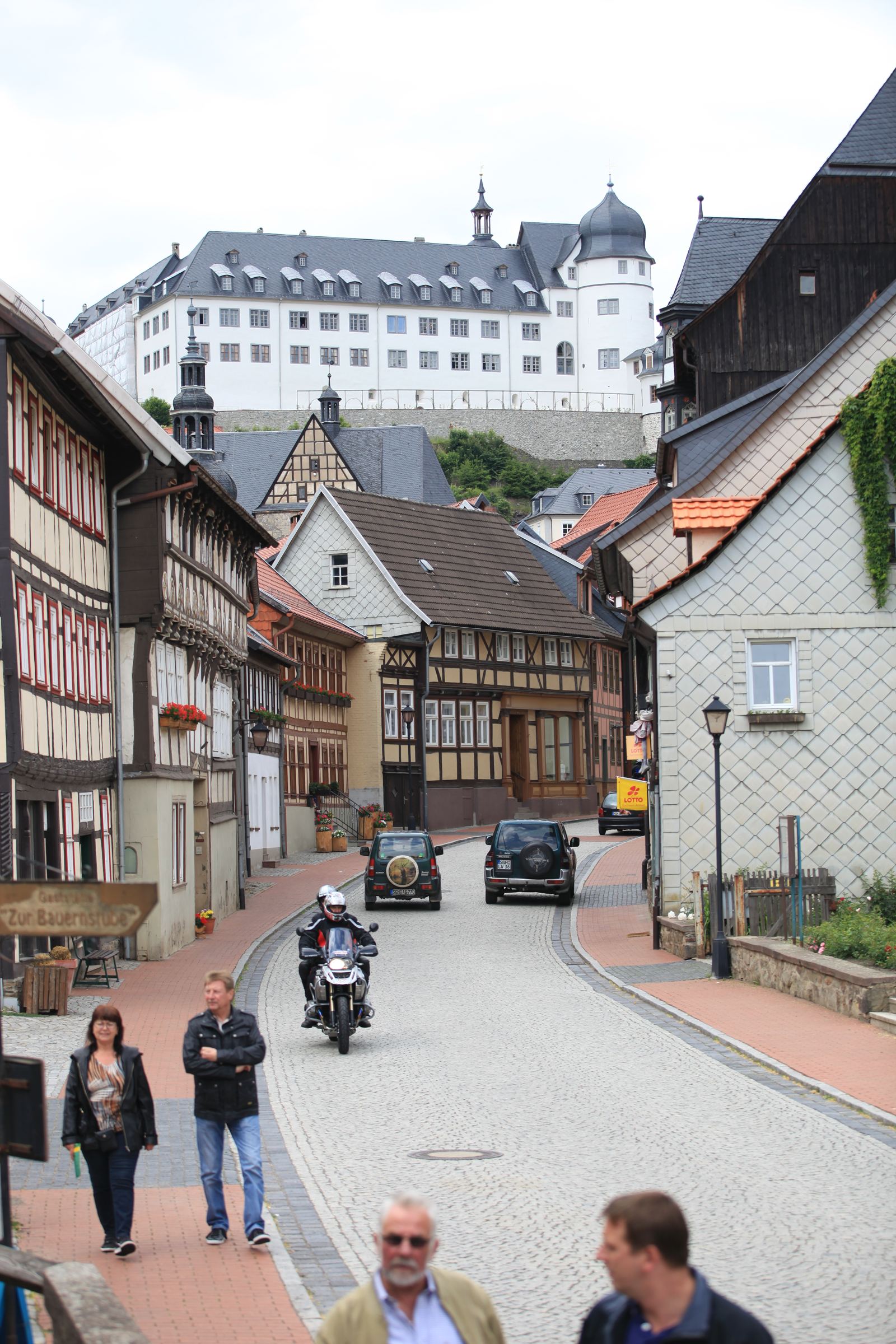 Fachwerk, Kopfsteinpflaster, oben das Schloss — und im ganzen Ortskern kein einziges Verkehrszeichen. Nur an den Zugängen hängen Tempo 30 und Parkverbot.