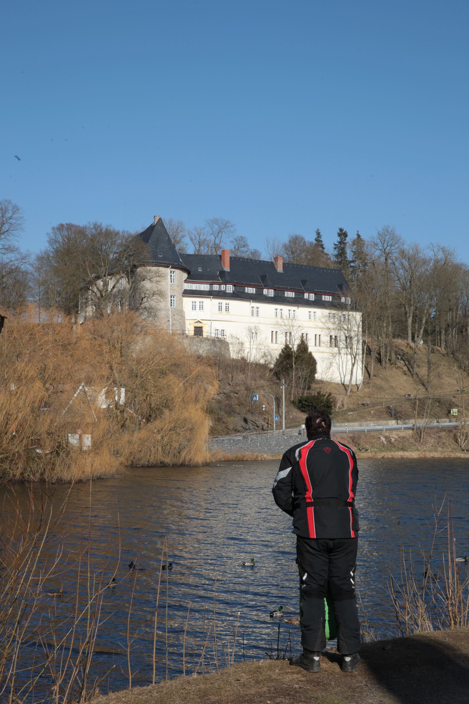 Stiege heißt nach dem „Stieg", dem alten Weg quer durch den Harz. Vom Schloss im Ort steht von vier Ecktürmen noch der südwestliche.