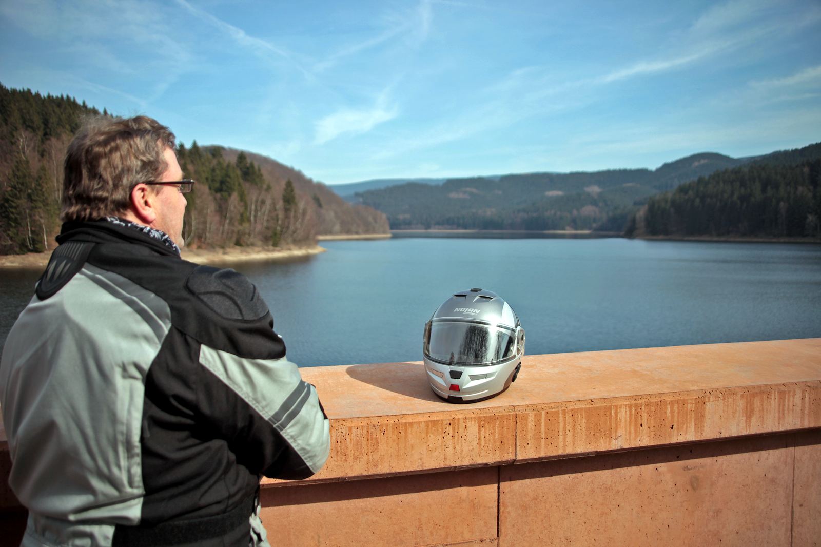 Helm ab auf der Mauerbrüstung. Es ist eine Trinkwassertalsperre, kein Ausflugsgelände — das erklärt, warum es hier stiller ist als am Torfhaus.
