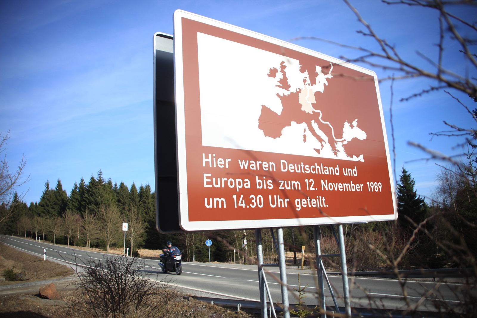 12. November 1989, 14.30 Uhr. So genau steht es auf den Tafeln an den Stellen, wo Straßen die alte Grenze queren. Vierzig Jahre lang war hier Schluss.