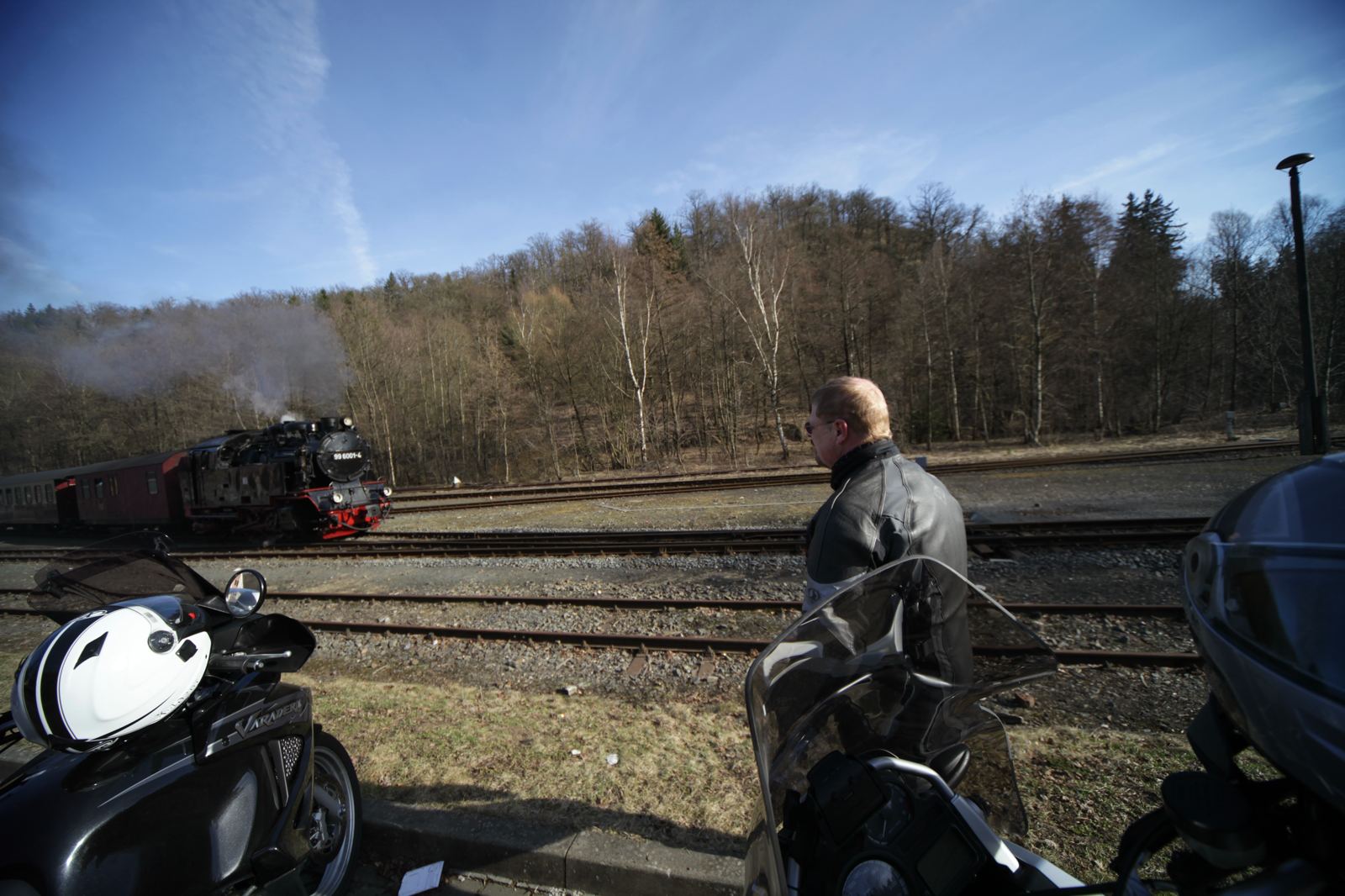 140,4 Kilometer Meterspur, 202 Bahnübergänge — irgendwann kreuzt man die Gleise. Wer auf eine Mallet hofft, wartet meist umsonst: Im Planbetrieb fahren die Neubauloks der Baureihe 99.23-24.