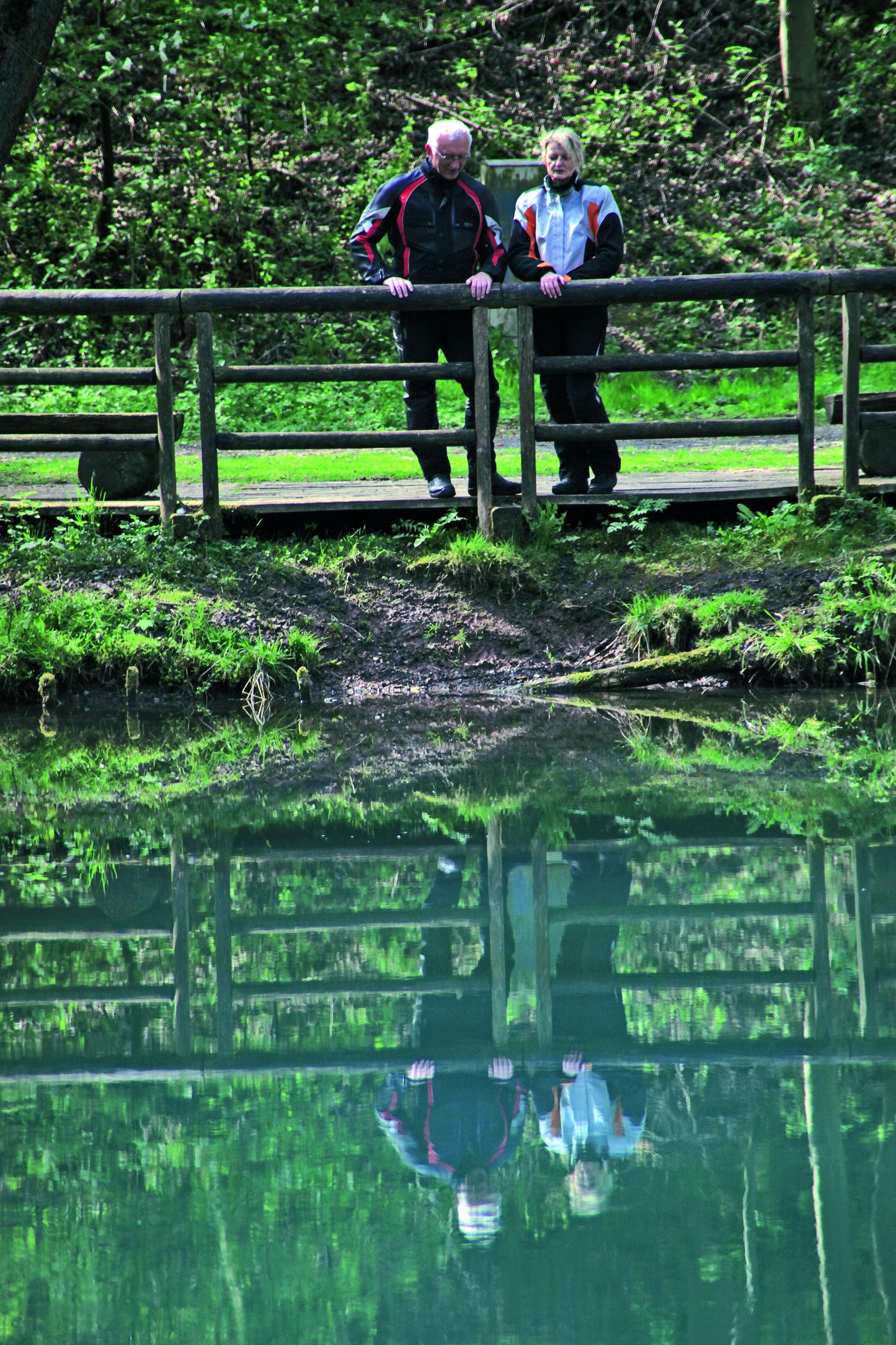 Der Quellteich bei Rhumspringe. Was hier heraufkommt, ist im Gipskarst des Südharzes versickert und hat Jahre gebraucht. Der Quellteich bei Rhumspringe. Was hier heraufkommt, ist im Gipskarst des Südharzes versickert und hat Jahre gebraucht.