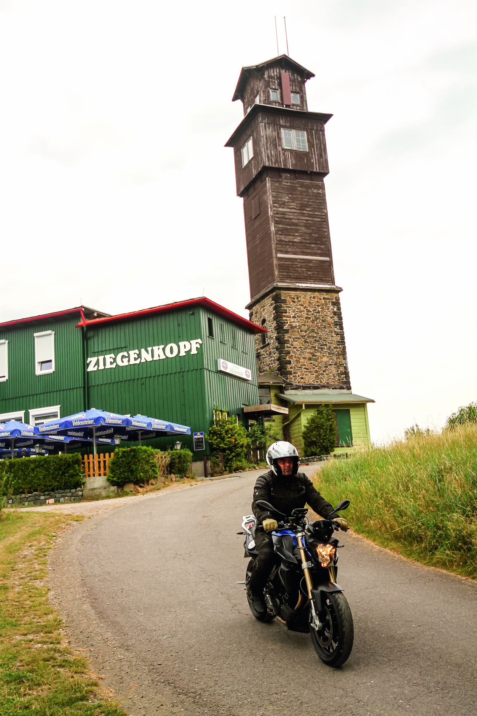 Der Ziegenkopf über Blankenburg, 30 Meter Aussichtsturm und Berggasthof. Die Zufahrt ist geteert, die Stadt liegt 150 Meter tiefer