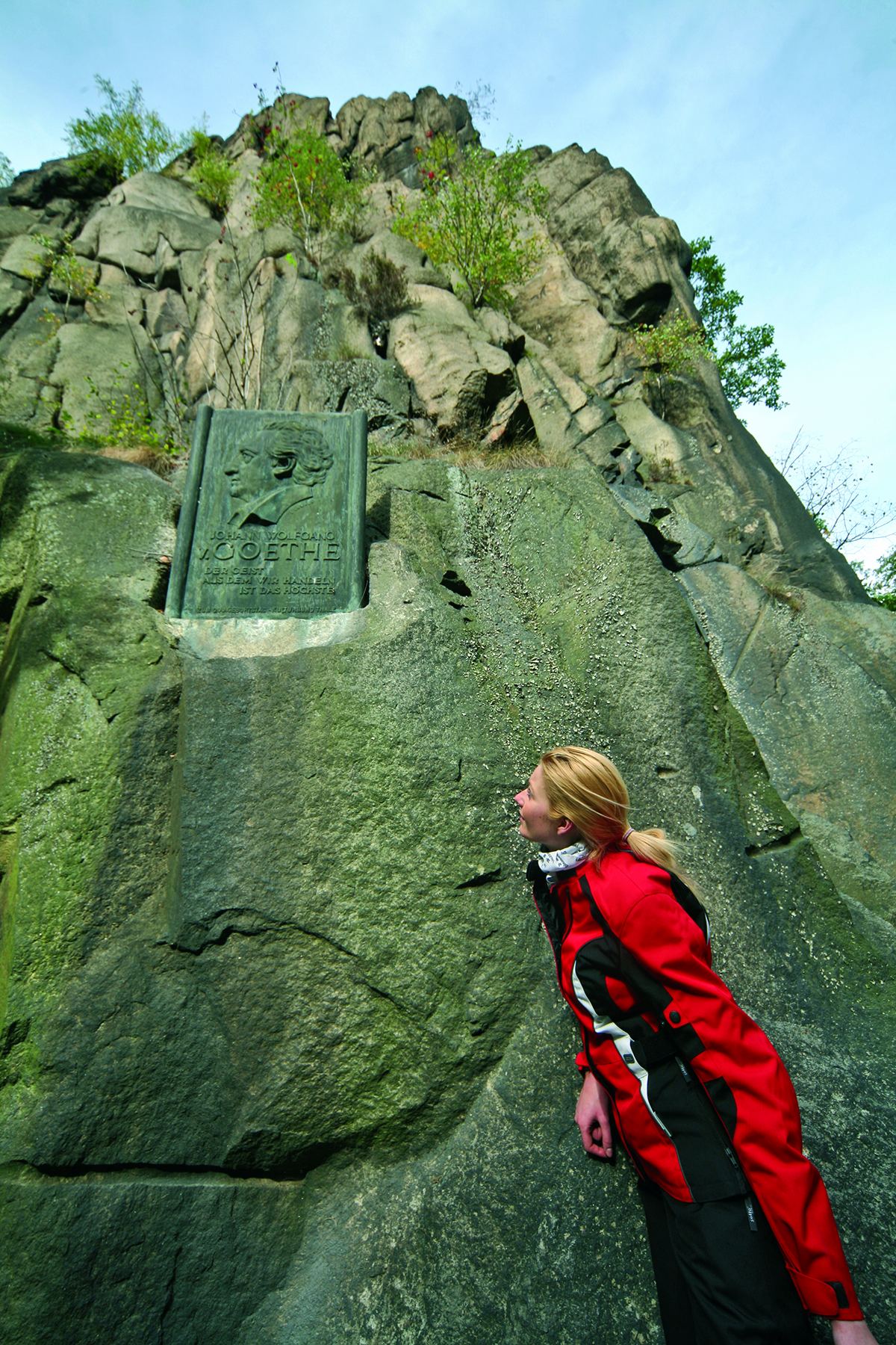 Goethe, in Bronze und im Granit. Zwischen seinem gedruckten Faust und dem ersten gefeierten Walpurgisfest auf dem Brocken liegen 88 Jahre — das Fest folgt der Literatur, nicht umgekehrt.