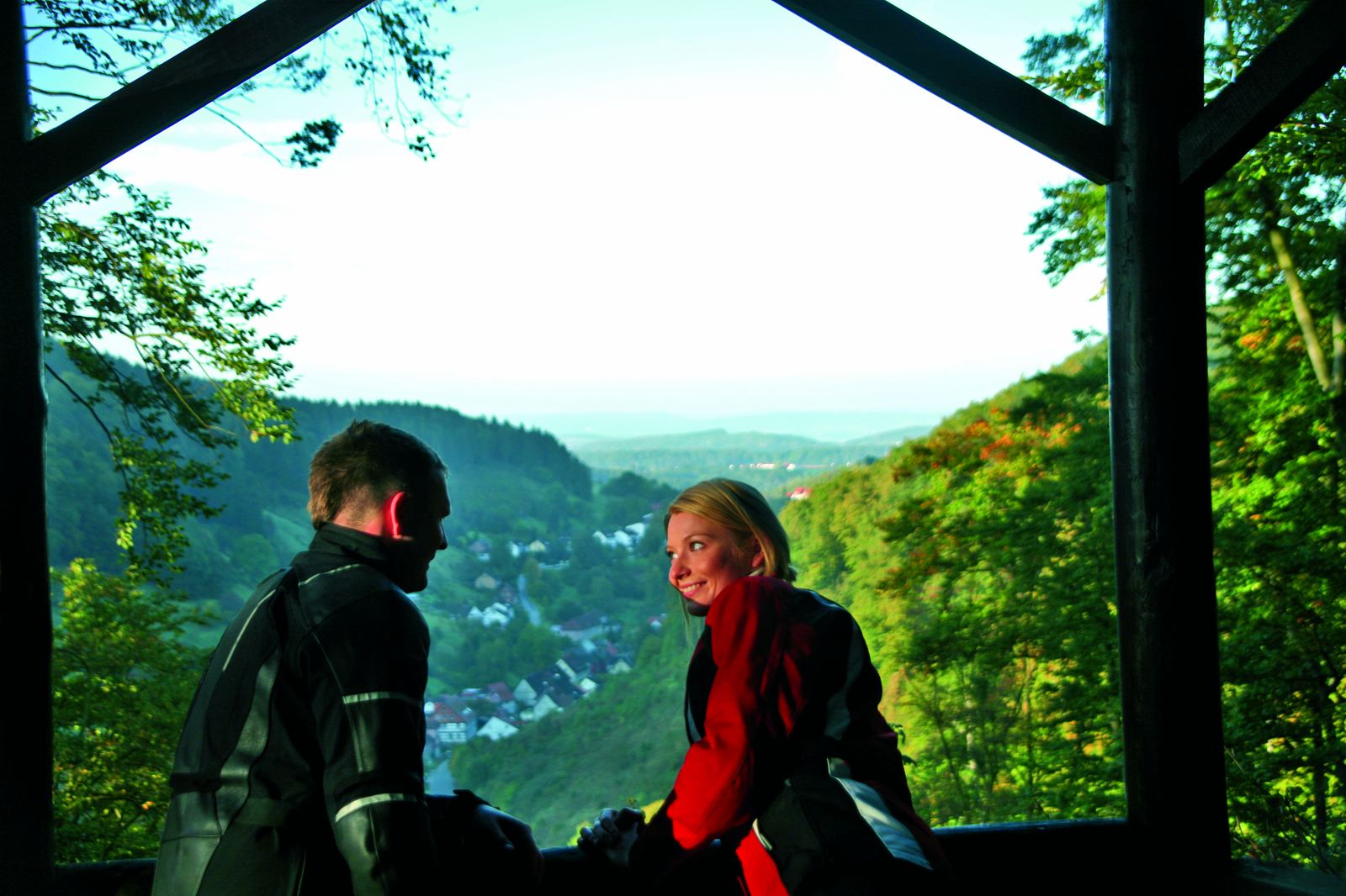 Klaras Höhe über dem Lerbachtal. Das Straßendorf unten ist an vielen Stellen nur zwei Häuser breit