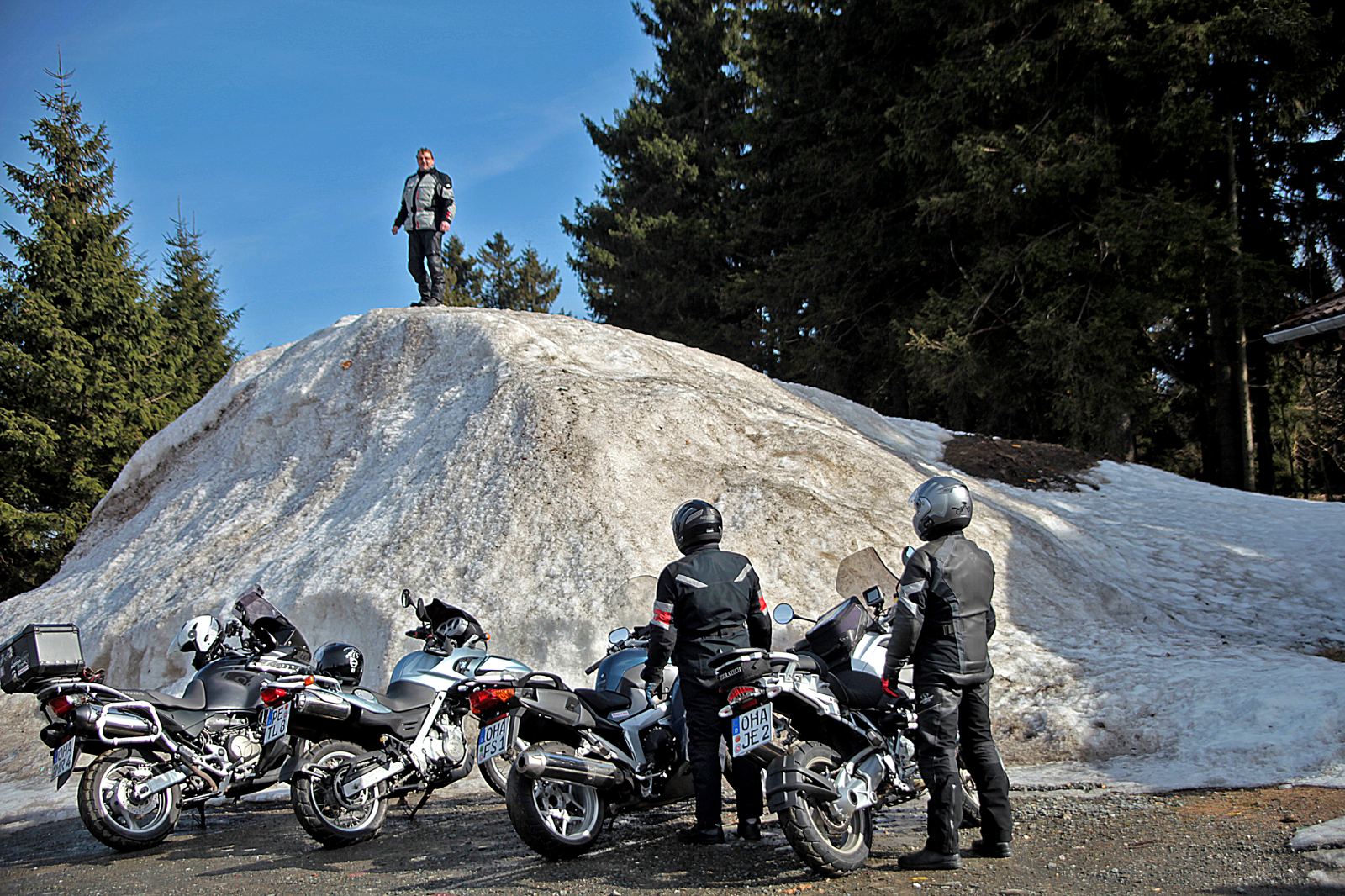 Restschnee am Waldrand, Boden daneben schon frei. In den eigenen Heften stehen vier verschiedene Saisonangaben — die vorsichtigste heißt April bis Oktober.
