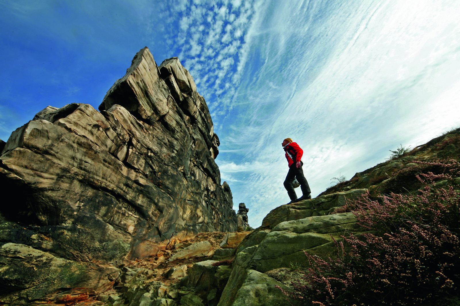 Zwanzig Kilometer lang, an drei Stellen sichtbar. Wer vor einer Lücke steht, hat zwei Erklärungen zur Auswahl — der Teufel warf sein Werk um, oder das weiche Gestein ist abgetragen worden.