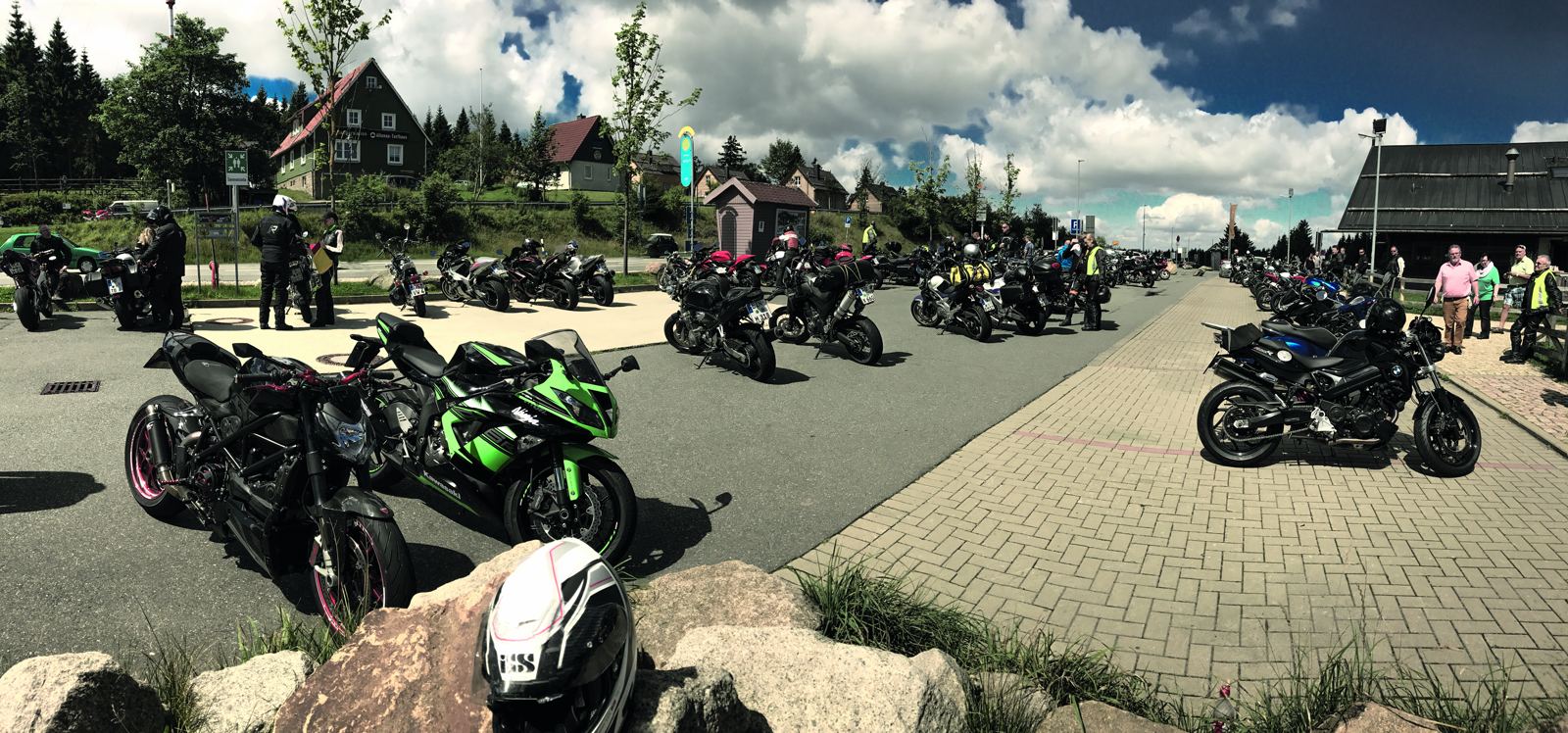 An sonnigen Wochenenden steht der Ausflugsverkehr im Harz so dicht. 2024 kamen 1,2 Millionen Übernachtungsgäste in die Region, die Tagesausflügler sind darin nicht enthalten