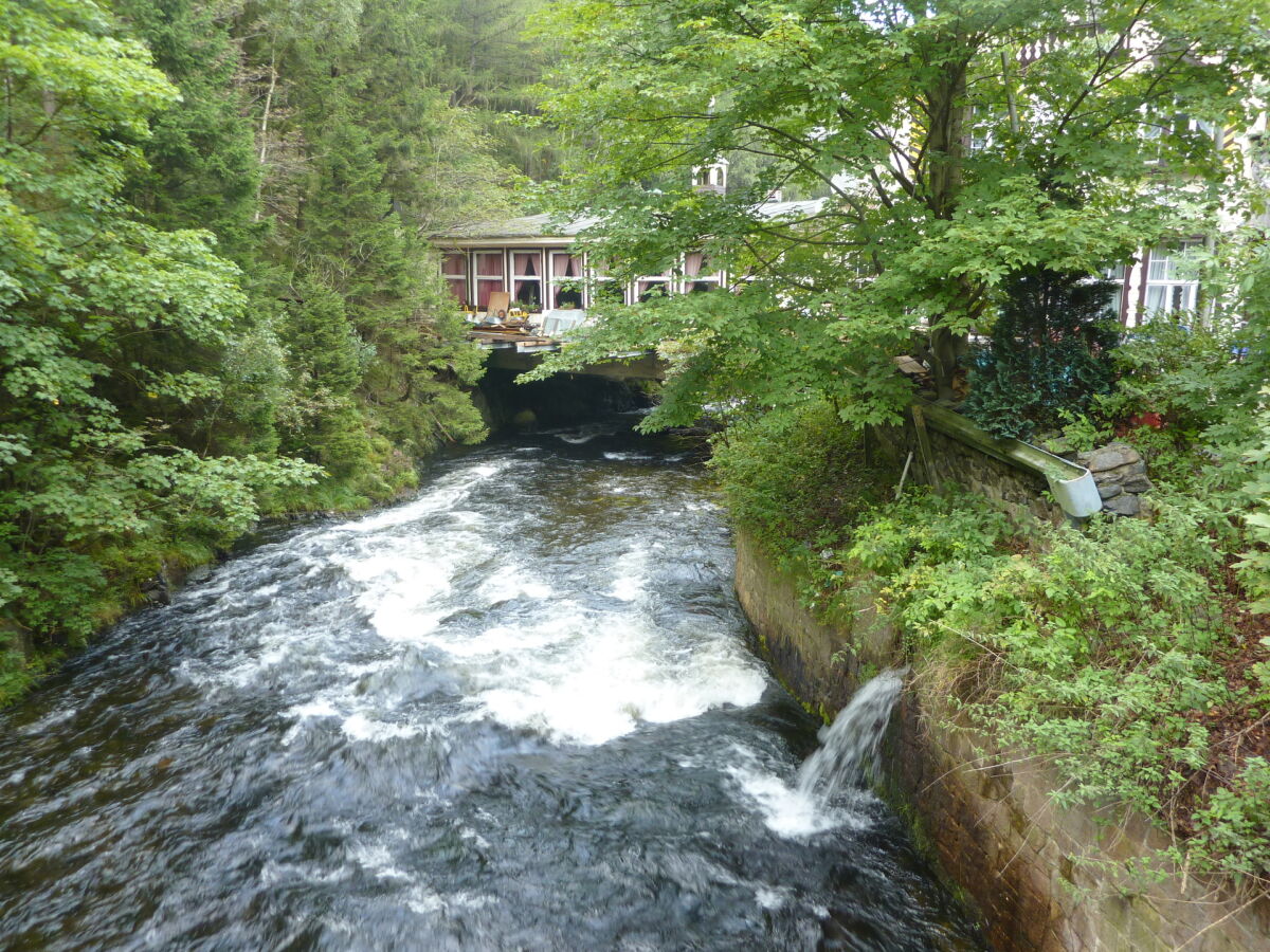 Sieht nach Natur aus, ist aber gebaut: Der Romkerhaller Wasserfall im Okertal ist angelegt worden. Die Terrasse darüber gehört zum Hotel. Sieht nach Natur aus, ist aber gebaut: Der Romkerhaller Wasserfall im Okertal ist angelegt worden. Die Terrasse darüber gehört zum Hotel.