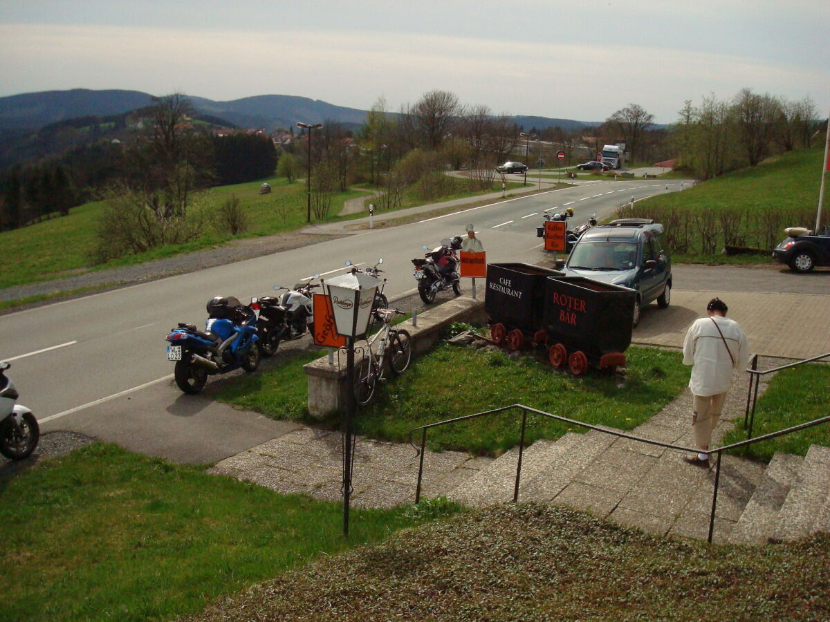 Der Rote Bär in Sankt Andreasberg, im Roadbook mit dem Zusatz „Riesen Windbeutel!". Die Liste ist zwischen dreizehn und vierundzwanzig Jahre alt — wer danach fährt, ruft vorher an.