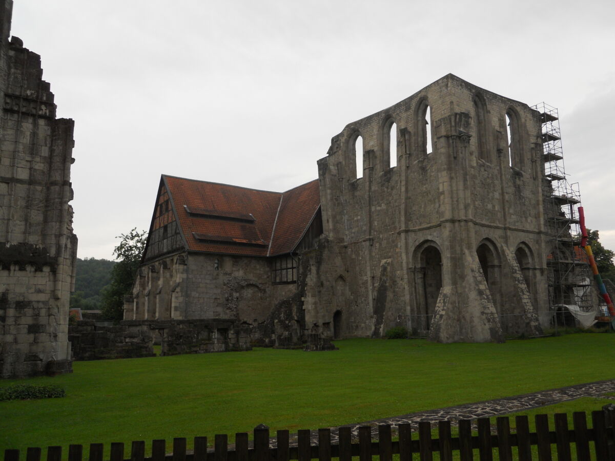 1525 schlugen aufständische Bauern ein Loch in das Gewölbe der Klosterkirche. Es ist nie wieder abgedichtet worden.
