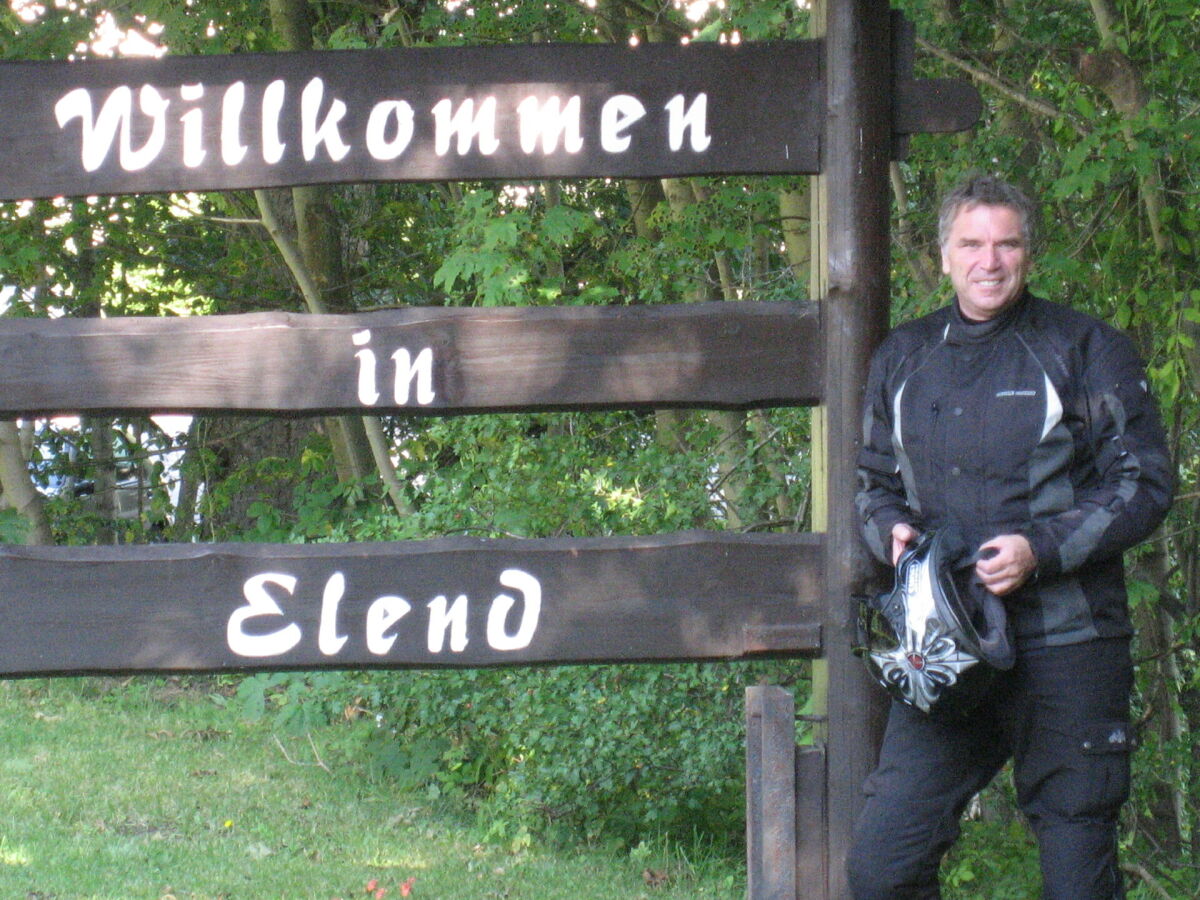 Hölzernes Schild mit der Aufschrift „Willkommen in Elend Hölzernes Schild mit der Aufschrift „Willkommen in Elend