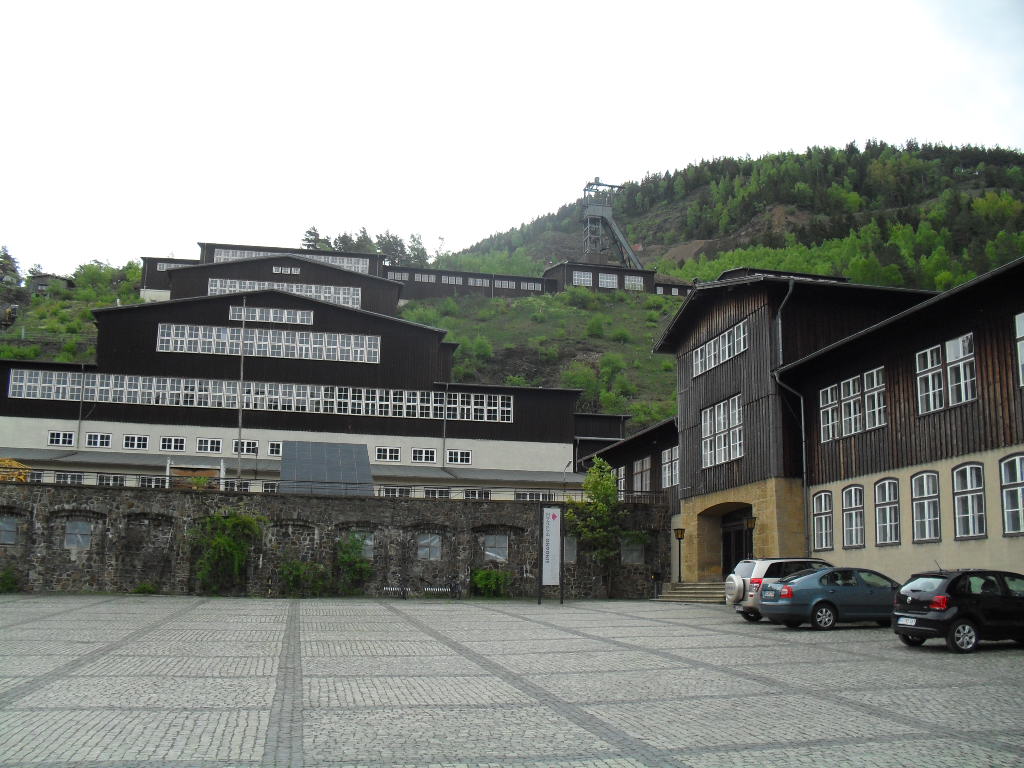 Rammelsberg bei Goslar, die Tagesanlage am Hang. Untertage sind es 16 Sohlen — was man von hier sieht, ist der Deckel.