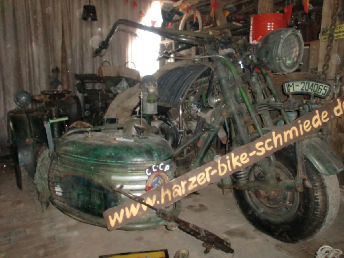 Ein Gespann sowjetischer Bauart in der Harzer Bike Schmiede in Zilly. Das Technikmuseum zeigt auf 5.000 Quadratmetern alte Werkstatteinrichtungen und Fahrzeuge, von April bis Oktober donnerstags bis samstags Ein Gespann sowjetischer Bauart in der Harzer Bike Schmiede in Zilly. Das Technikmuseum zeigt auf 5.000 Quadratmetern alte Werkstatteinrichtungen und Fahrzeuge, von April bis Oktober donnerstags bis samstags
