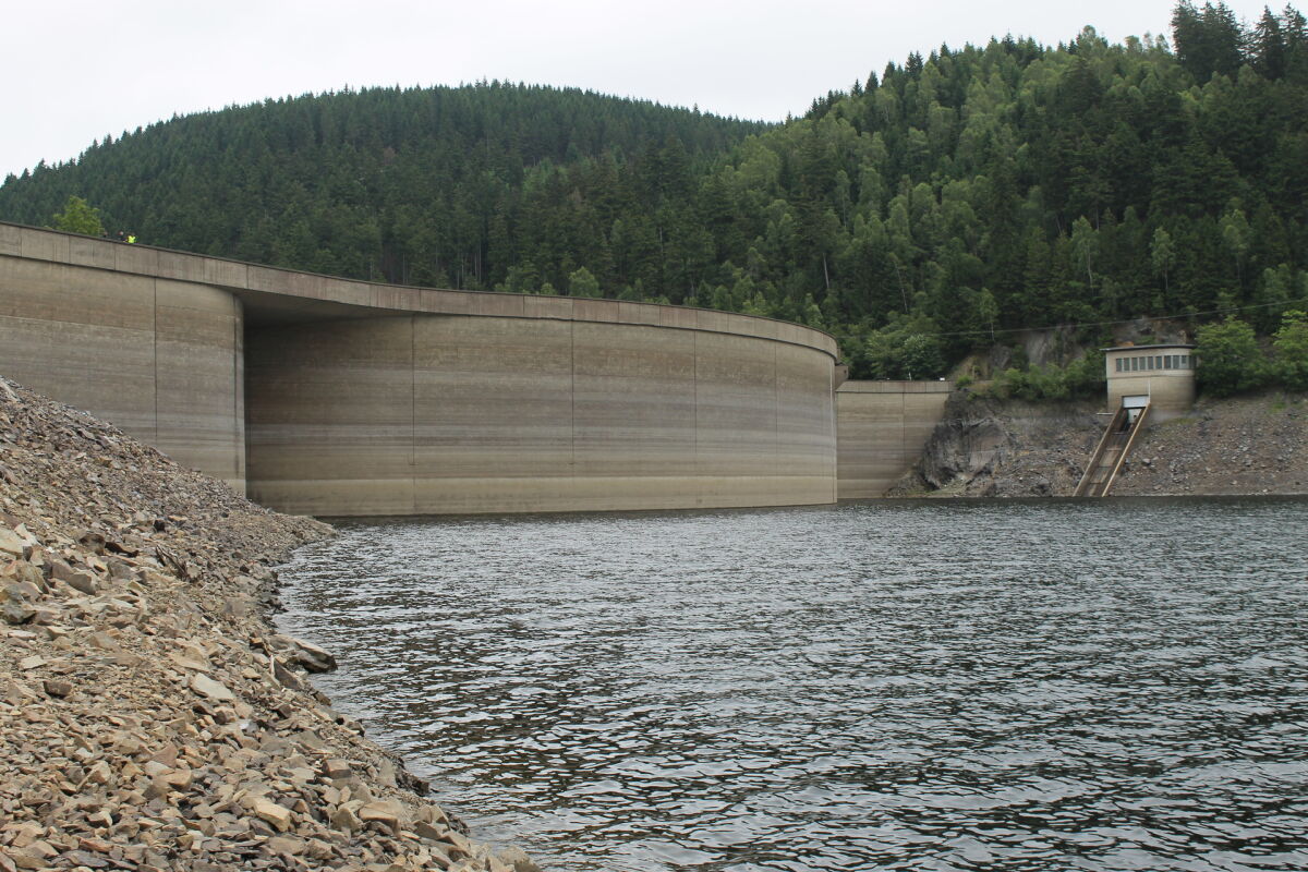 An der Okertalsperre, unmittelbar an der Staumauer. Zu essen gibt es dort im Moment nur, was der Imbisswagen hergibt.
