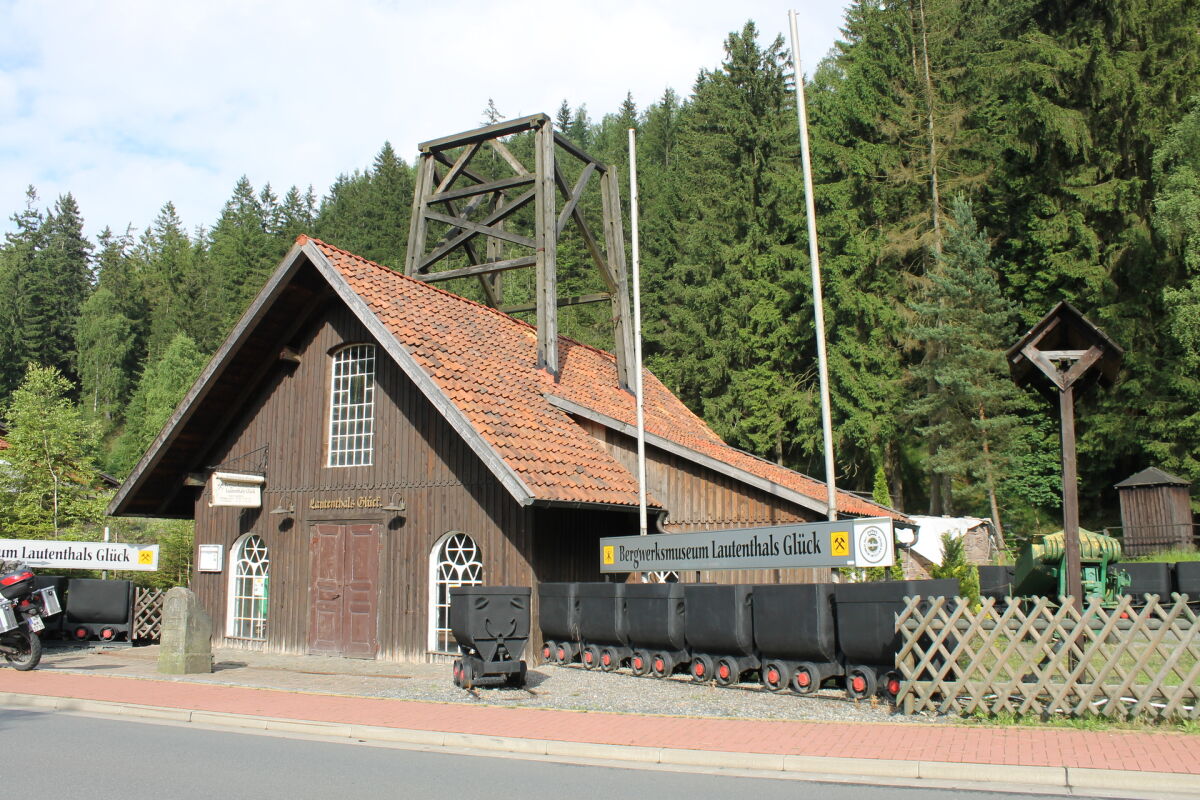 Lautenthals Glück, bis 1957 in Betrieb, heute die größte noch befahrbare Grube des Oberharzes. Rein geht es mit dem Grubenzug, raus zum Schluss im Kahn.