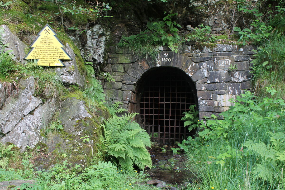 Lautenthal, 1670 · 1891 · 2004 — drei Jahreszahlen an einem Mundloch. Den Titel Bergstadt trägt der Ort trotzdem erst seit 2013. Ein Schild am Ortseingang ist eben nicht dasselbe wie eine Urkunde.
