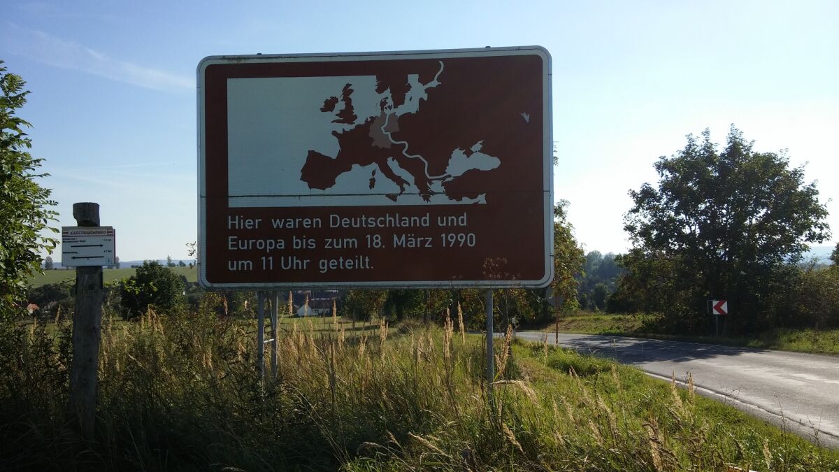 265 Kilometer Karstwanderweg, quer durch drei Bundesländer, markiert mit einem weißen K auf rotem Querbalken. Darunter arbeitet der Berg weiter: Der Gips löst sich, und wo unten ein Hohlraum nachgibt, fällt oben der Boden ein. 265 Kilometer Karstwanderweg, quer durch drei Bundesländer, markiert mit einem weißen K auf rotem Querbalken. Darunter arbeitet der Berg weiter: Der Gips löst sich, und wo unten ein Hohlraum nachgibt, fällt oben der Boden ein.