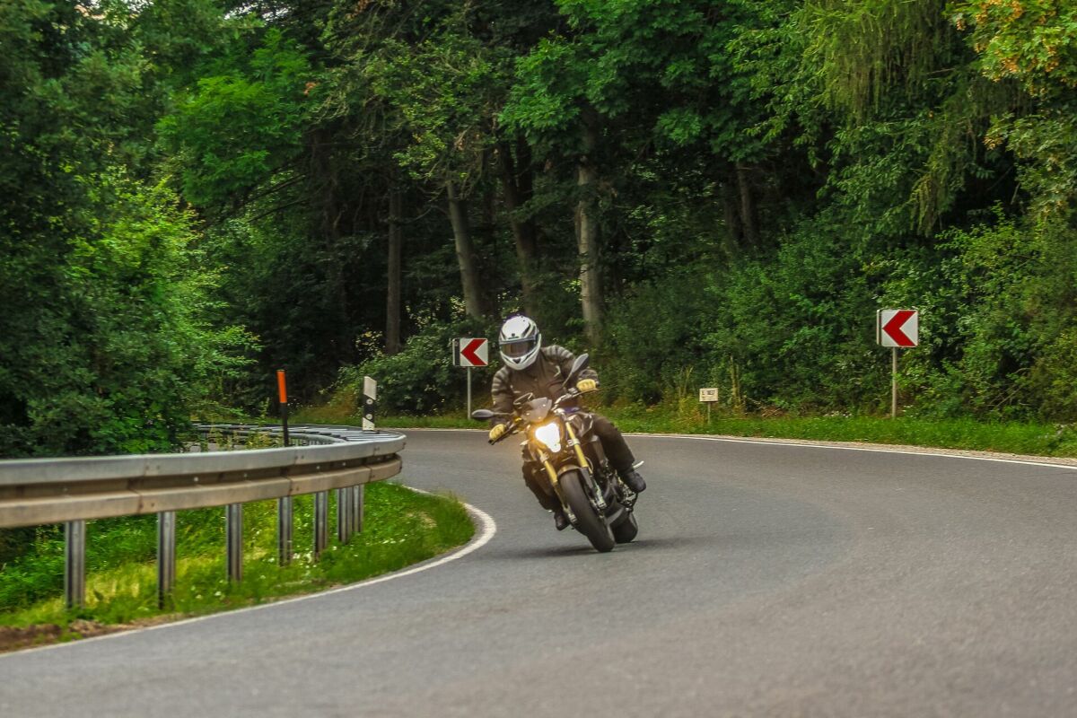 Warnschilder auf beiden Seiten. Von März bis Anfang Mai 2026 zählte die Polizeiinspektion Goslar einundzwanzig Motorradunfälle, dreizehn mit Schwerverletzten.