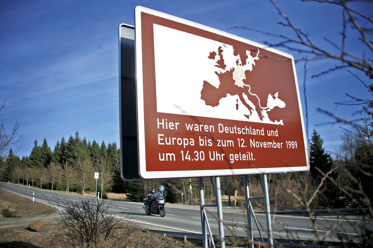 Denkmal und Schild an der ehemaligen Grenze zwischen Elend und Braunlage. Erz gab es hier keins, für Landwirtschaft war es zu kalt — im 20. Jahrhundert lagen beide Orte dann im Sperrgebiet.