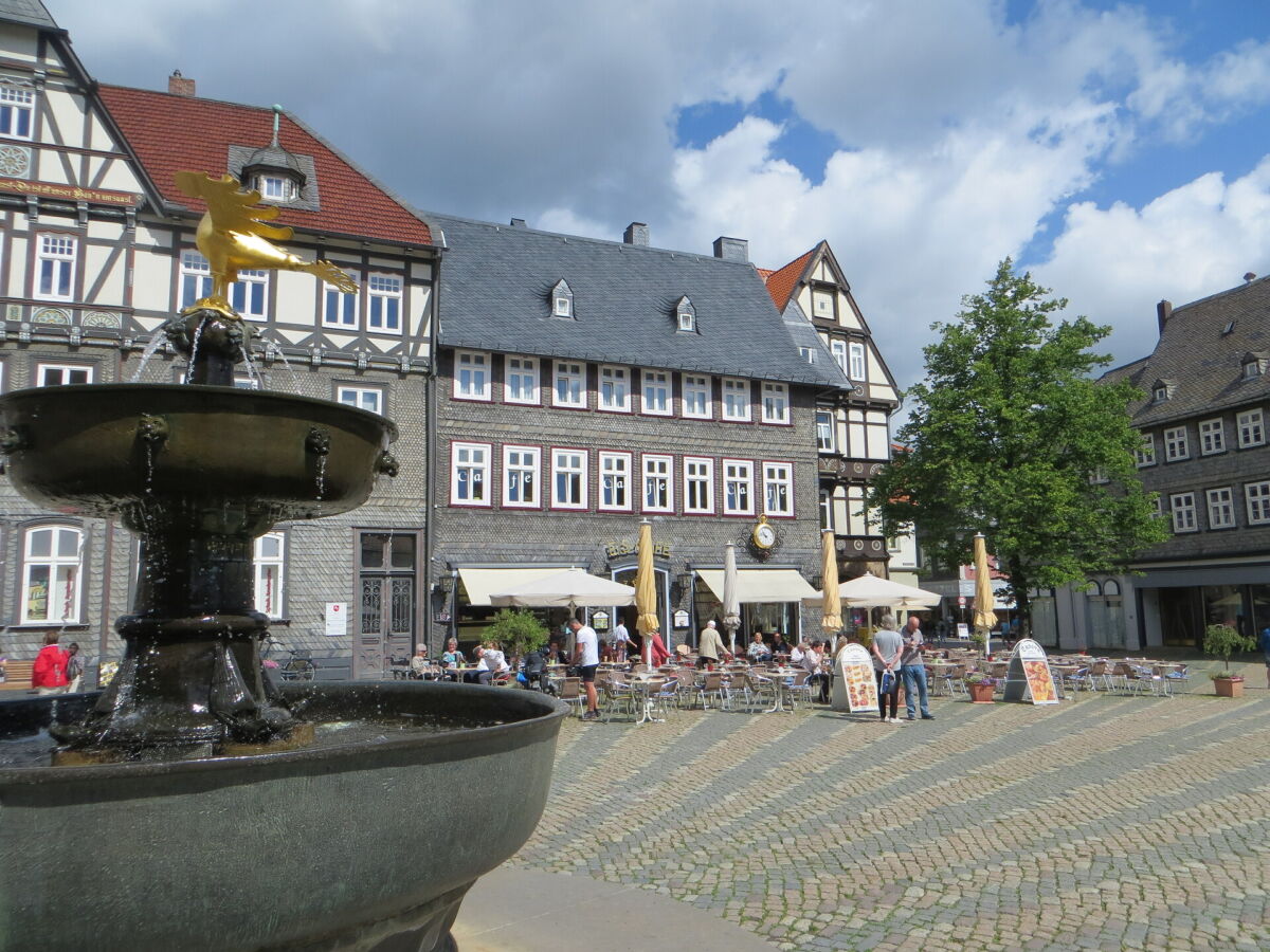 Der Adler auf dem Goslarer Marktbrunnen — eine Kopie, das Original steht im Museum. Kein Bergbauzeichen und kein Landesherr, sondern das Reich: Goslar war ab 1290/1340 freie Reichsstadt.