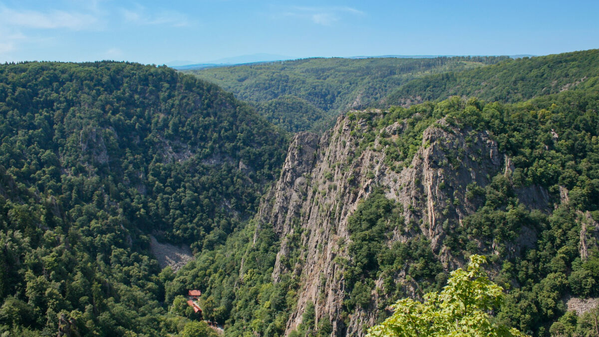 Hexentanzplatz über Thale: Direkt vor den Restaurantterrassen fällt der Fels ins Bodetal ab. Ob hier je Sachsen als Hexen verkleidet Wachsoldaten verjagt haben, ist nicht belegt.