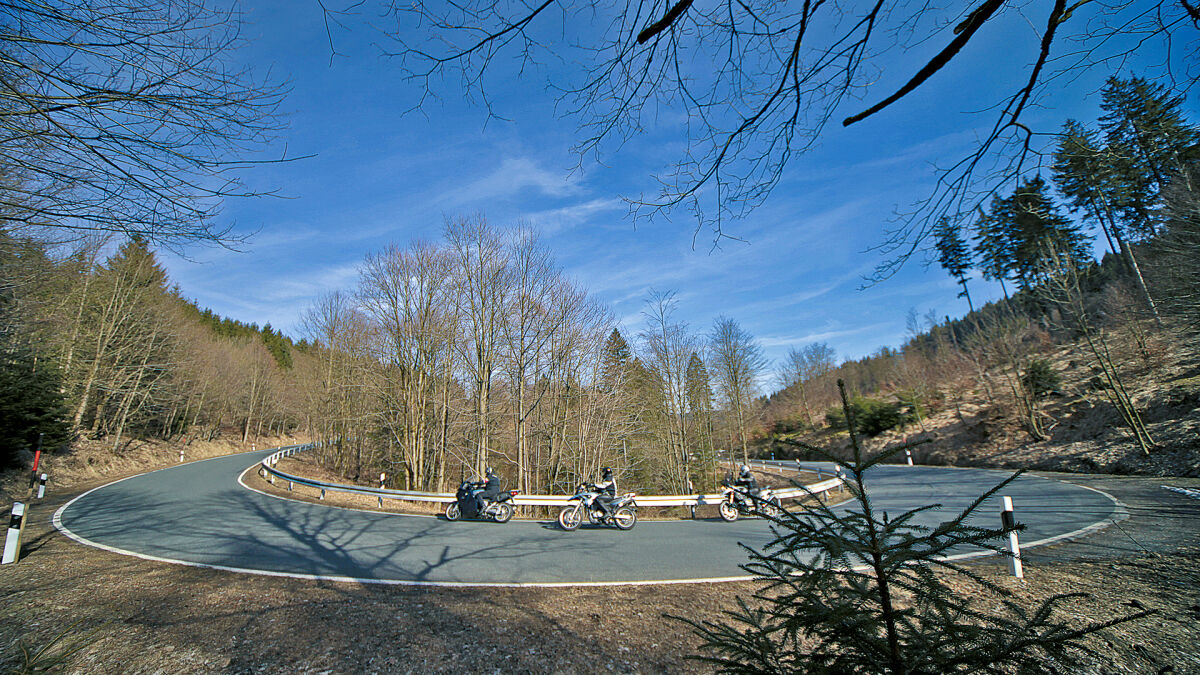 Der Oderberg, vom Oderhaus hinauf nach Sankt Andreasberg. Dreimal hat die Redaktion ihn mit alpinen Passstraßen verglichen und sich nie korrigiert. Der Oderberg, vom Oderhaus hinauf nach Sankt Andreasberg. Dreimal hat die Redaktion ihn mit alpinen Passstraßen verglichen und sich nie korrigiert.