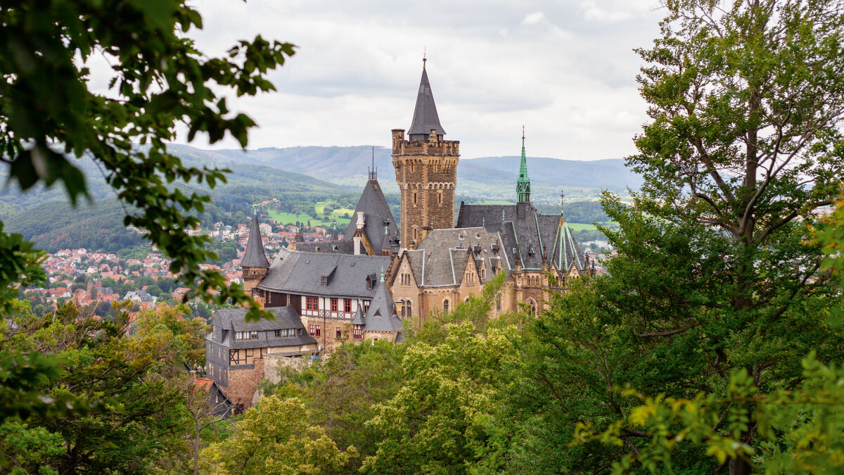 Die Burg an dieser Stelle entstand um 1110, das Haus darüber ist ein Umbau von 1862 bis 1885 — rund 250 Räume. In M&R hieß es einmal „das Neuschwanstein des Nordens", und das trifft es.
