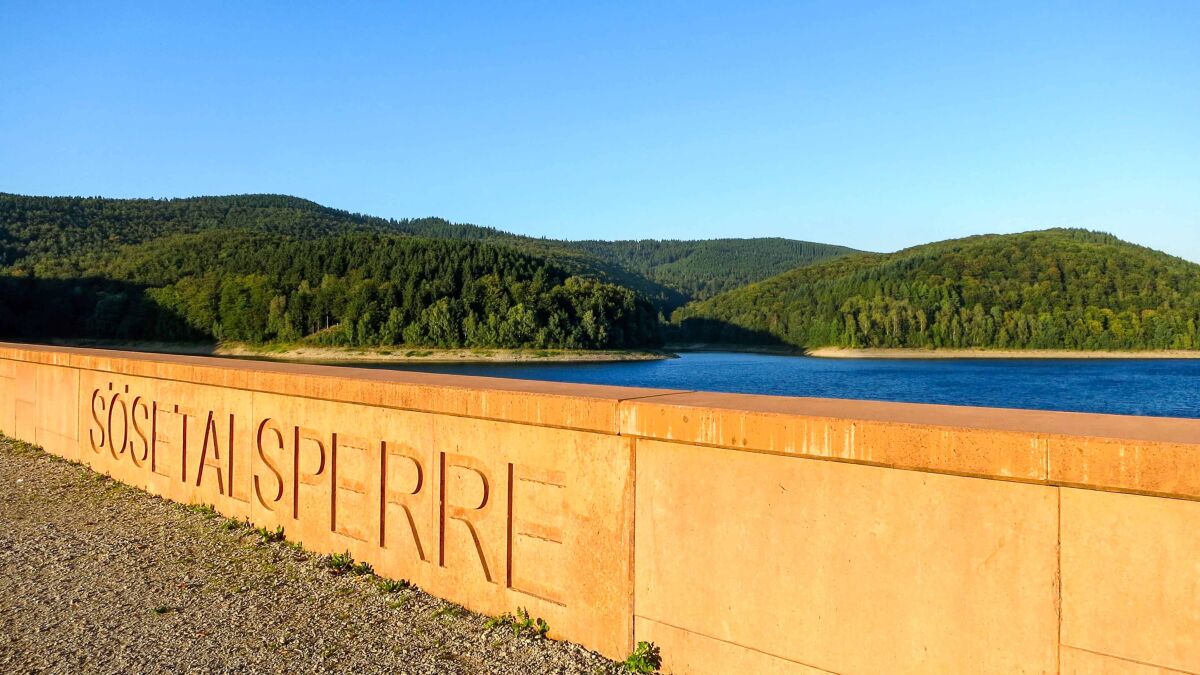 An der Söse fing es an: Sperre 1928 bis 1931 gebaut, 485 Meter Damm, 56 Meter hoch, 14,7 Millionen Reichsmark. Ab 1934 wurde von hier eine Leitung nach Bremen verlegt — knapp 200 Kilometer Stahlrohr. An der Söse fing es an: Sperre 1928 bis 1931 gebaut, 485 Meter Damm, 56 Meter hoch, 14,7 Millionen Reichsmark. Ab 1934 wurde von hier eine Leitung nach Bremen verlegt — knapp 200 Kilometer Stahlrohr.